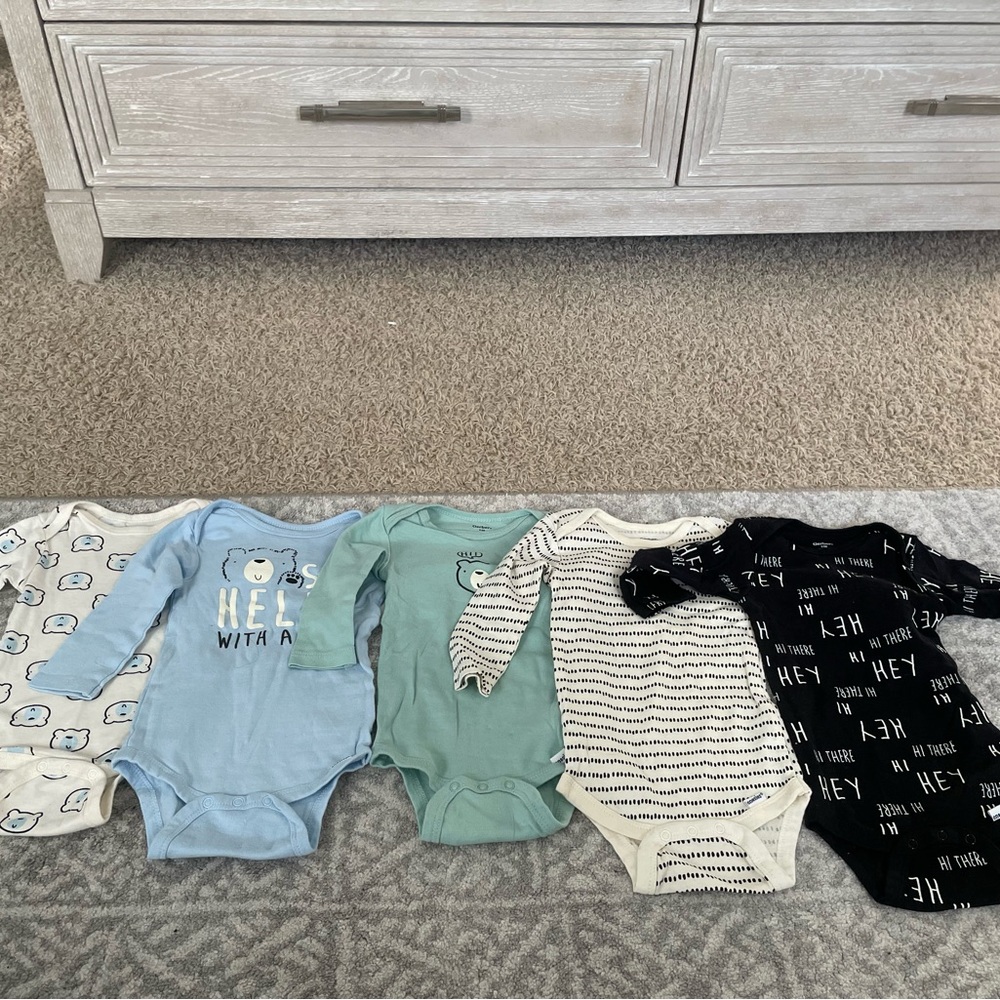 Up for sale are five long sleeve bear onesies by Gerber in a size 6-9 months.